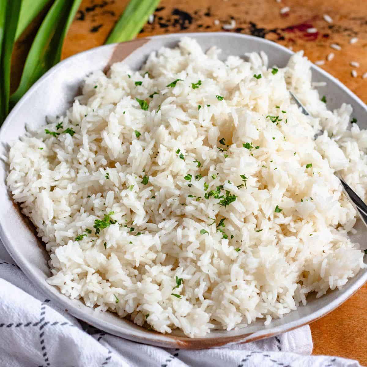 Coconut Rice: The Versatile Side for Savory Mains & Sweet Treats